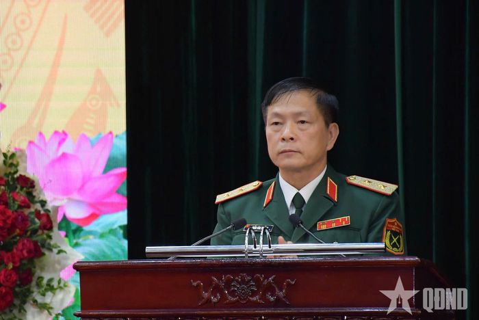Trung tướng Trần Văn Thưởng, Bí thư Đảng ủy, Chính ủy Học viện Kỹ thuật quân sự, phát biểu tại buổi lễ.