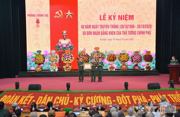 Thừa ủy quyền của Thủ tướng Chính phủ, Trung tướng Trần Văn Thưởng trao Bằng khen của Thủ tướng Chính phủ tặng Phòng Chính trị. 