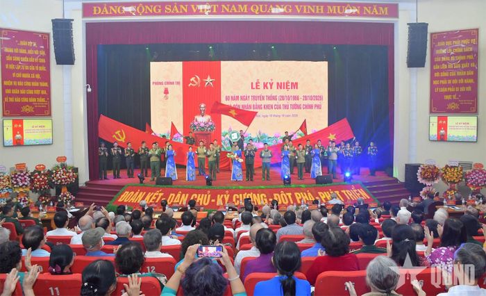 Tiết mục văn nghệ chào mừng tại lễ kỷ niệm. 