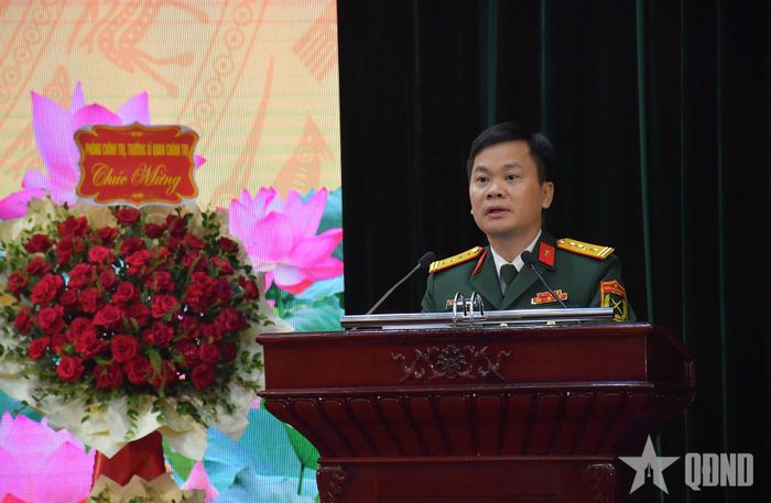 Đại tá Trần Quang Huy, Chủ nhiệm Chính trị Học viện Kỹ thuật quân sự đọc diễn văn. 