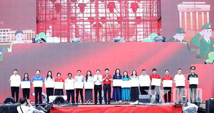  Ban tổ chức trao thưởng tặng các tập thể, cá nhân có thành tích xuất sắc trong thực hiện hành trình và đóng góp tích cực trong tổ chức các hoạt động kỷ niệm 70 năm Ngày truyền thống Hội LHTN Việt Nam.