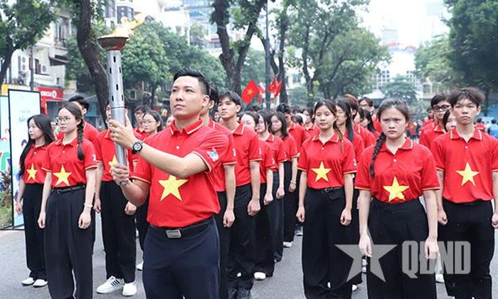  Đại diện hội viên, thanh niên thực hiện nghi thức rước ngọn đuốc Hành trình "Tôi yêu Tổ quốc tôi".