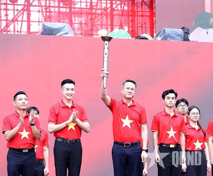 Đồng chí Nguyễn Kim Quy trao ngọn đuốc Hành trình "Tôi yêu Tổ quốc tôi" cho đại diện thanh niên cả nước.