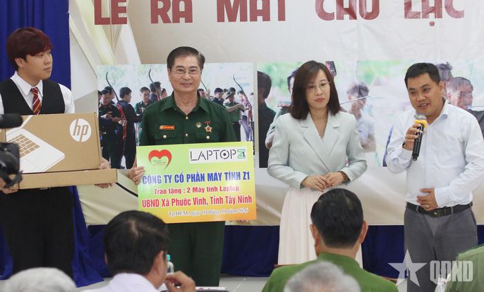  Câu lạc bộ tiếp nhận, trao 2 máy tính tặng Trạm Y tế xã Phước Vinh, Tây Ninh.  