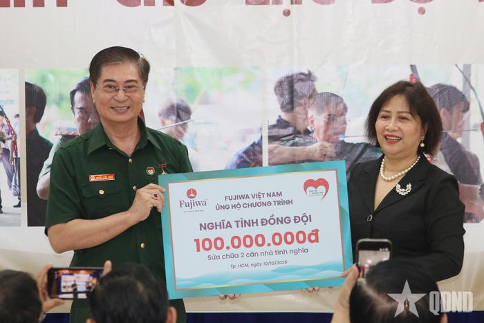  Câu lạc bộ Trái tim người lính phương Nam tiếp nhận ủng hộ kinh phí nhằm hỗ trợ sửa chữa 2 nhà tình nghĩa.