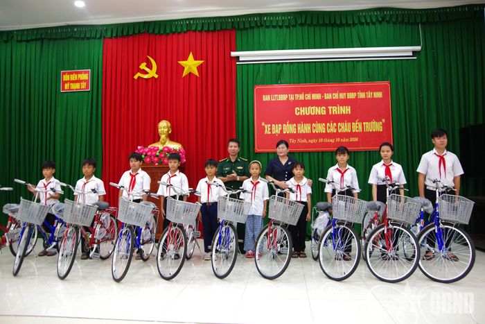 Lãnh đạo Ban chỉ huy BĐBP tỉnh Tây Ninh và lãnh đạo địa phương tặng xe đạp cho học sinh nghèo vùng biên.