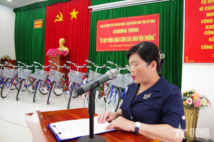Lãnh đạo địa phương phát biểu tại buổi tặng xe đạp.