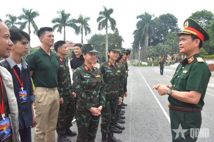  Thiếu tướng Nguyễn Quốc Duẩn, Chính ủy Binh chủng Đặc công (ngoài cùng bên phải) trò chuyện với đoàn làm phim.