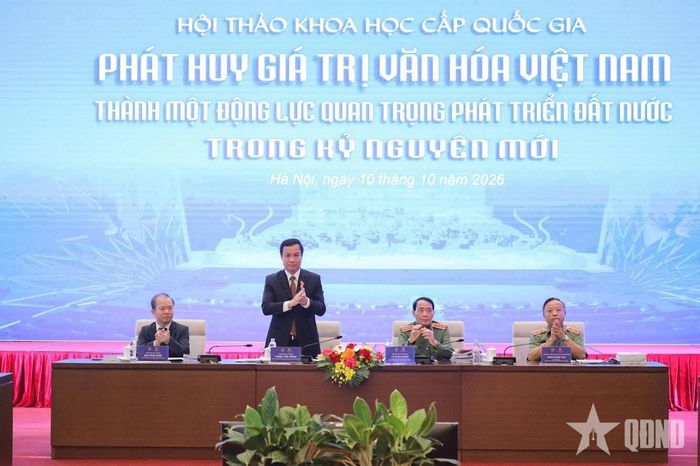 Đoàn chủ tọa điều hành hội thảo. Ảnh: HỒ LONG