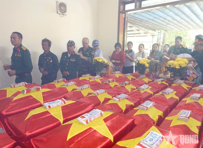 Thắp hương tri ân các liệt sĩ.