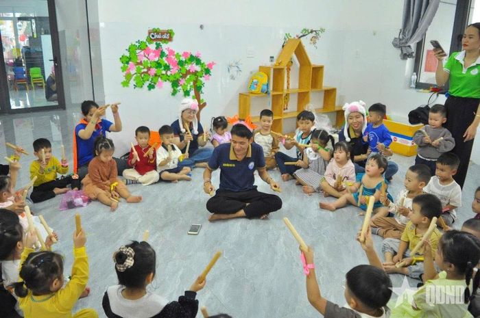  Phạm Văn Tiến với các em nhỏ có hoàn cảnh khó khăn.