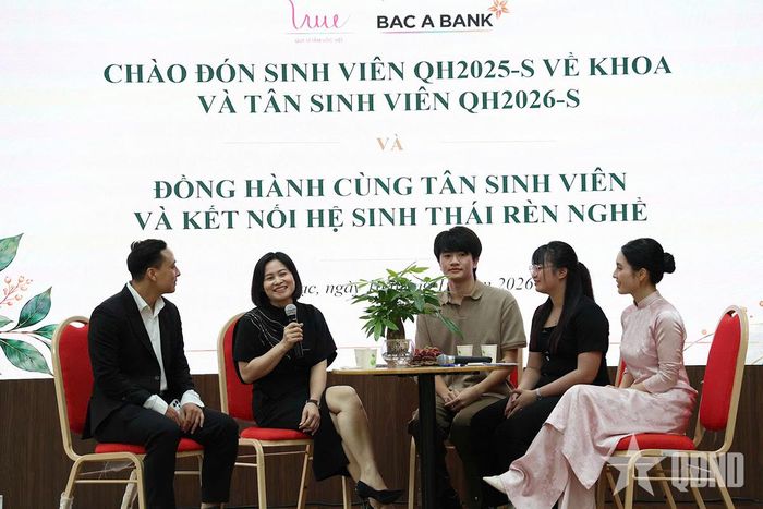  Các khách mời, cựu sinh viên và sinh viên giao lưu tại Diễn đàn phiên 2 với chủ đề “Rèn nghề - kinh nghiệm từ người học đã thành công và đơn vị sử dụng nhân lực”.  