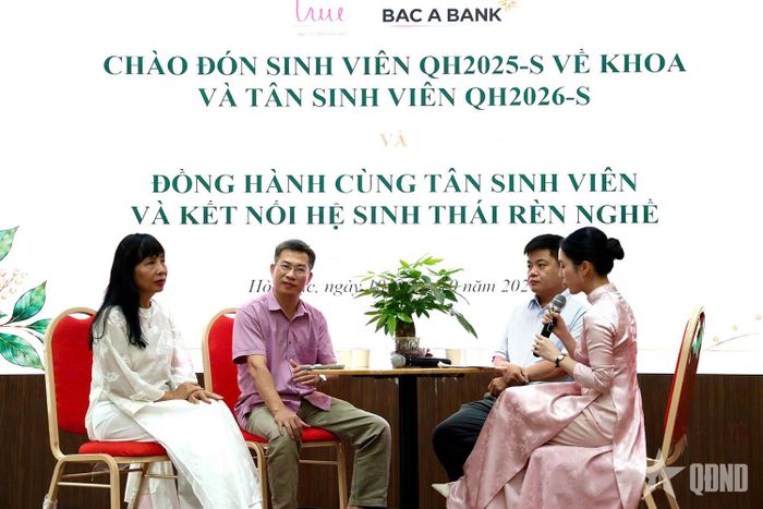  Các khách mời giao lưu tại Diễn đàn phiên 1 với chủ đề "Kết nối hệ sinh thái rèn nghề: Từ đào tạo đến chính sách của nhà nước và nhu cầu xã hội".  