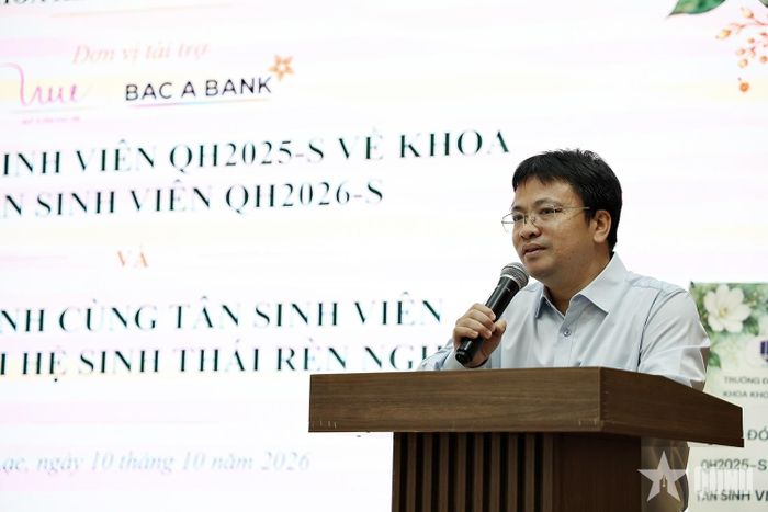 PGS, TS Lê Thái Hưng, Phó hiệu trưởng Trường Đại học Giáo dục phát biểu định hướng học tập, nghiên cứu và rèn nghề cho sinh viên 3 ngành cử nhân của khoa. 