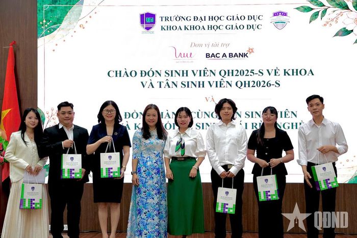 Nhà trường và khoa tặng quà cảm ơn đối tác. 