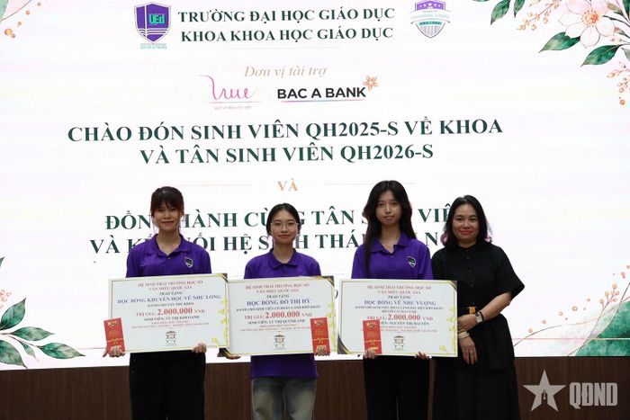Đối tác của khoa trao học bổng cho các sinh viên có hoàn cảnh khó khăn. 