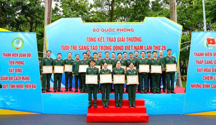 Thanh Thúy (ngoài cùng hàng dưới từ bên phải sang) nhận Giải thưởng Tuổi trẻ sáng tạo trong Quân đội nhân dân Việt Nam lần thứ 26. Ảnh: Nhân vật cung cấp 