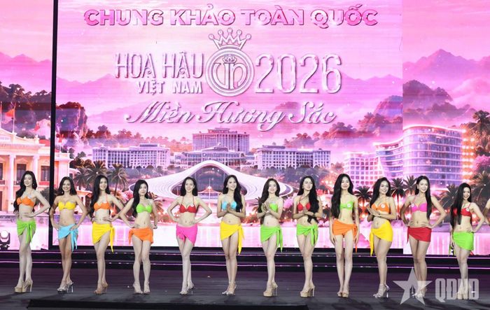 Phần thi trình diễn áo tắm thể hiện vẻ đẹp hình thể của các cô gái.  