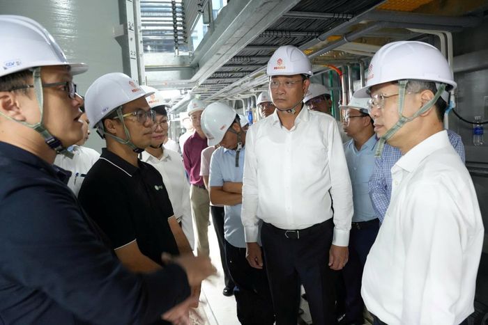 Chánh án Tòa án nhân dân tối cao Nguyễn Văn Quảng và Bí thư Thành ủy Đà Nẵng Lê Ngọc Quang tham gia khảo sát thực tế.