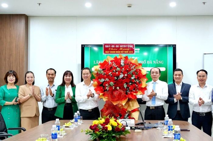 Chủ tịch UBND TP Đà Nẵng Nguyễn Mạnh Hùng tặng hoa chúc mừng Công ty CP Bất động sản Phương Trang.