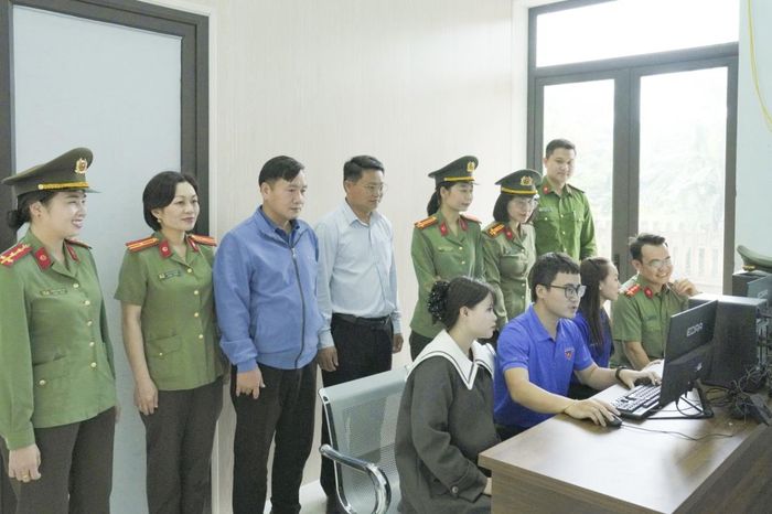 Công an xã Dân Hóa ra mắt "Điểm truy cập internet cộng đồng - Bình dân học vụ số".