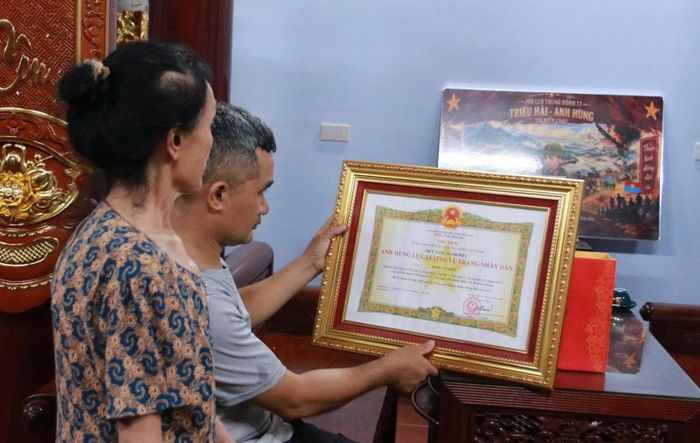 Danh hiệu Anh hùng lực lượng vũ trang nhân dân truy tặng Liệt sĩ Đinh Văn Kiên.
