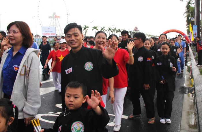Người dân hào hứng tham gia đi bộ đồng hành cùng lãnh đạo TP Đà Nẵng