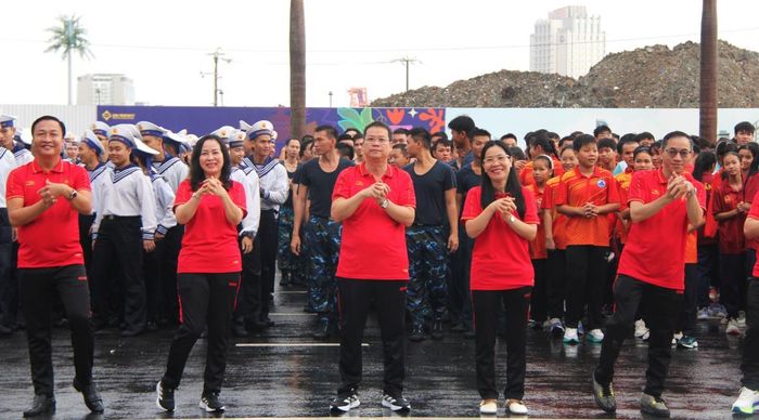 Chủ tịch UBND TP Đà Nẵng Nguyễn Mạnh Hùng cùng người dân thành phố thực hiện các động tác khởi động trước khi tham gia đi bộ đồng hành