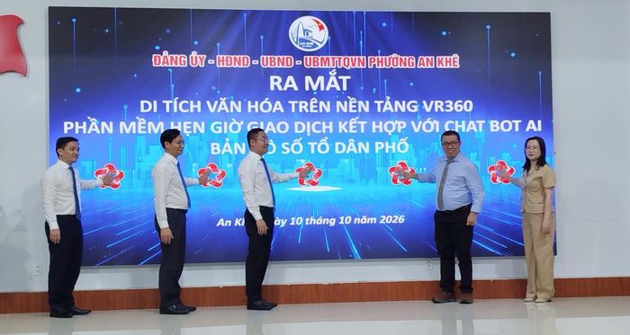 Các đại biểu ấn nút ra mắt những giải pháp, mô hình số sáng tạo của phường An Khê.