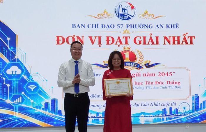 Bí thư Đảng ủy phường An Khê Nguyễn Lê Mậu Cường trao Giải Nhất Cuộc thi sáng tạo video clip tuyên truyền chủ trương, nghị quyết của Đảng trên nền tảng số năm 2026.