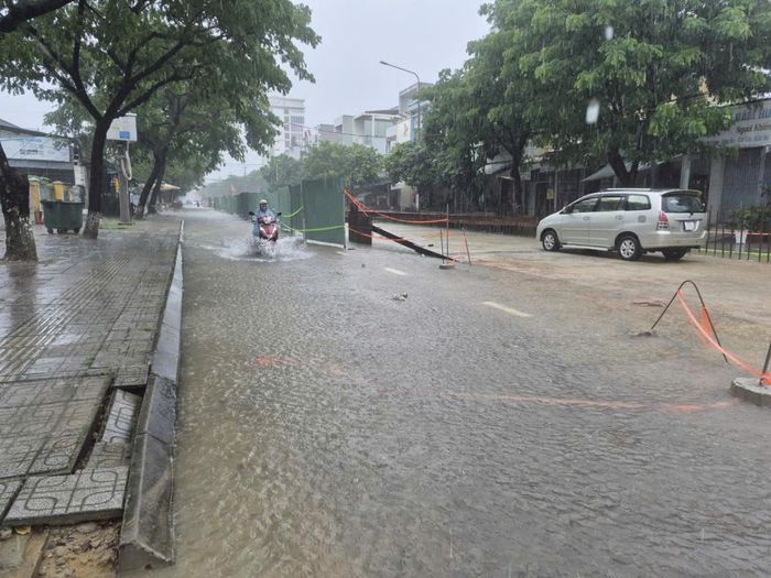 Dự án thoát nước ngầm trên đường Trưng Nữ Vương nhưng lại gây ngập nước. Ảnh chụp chiều 8-10.