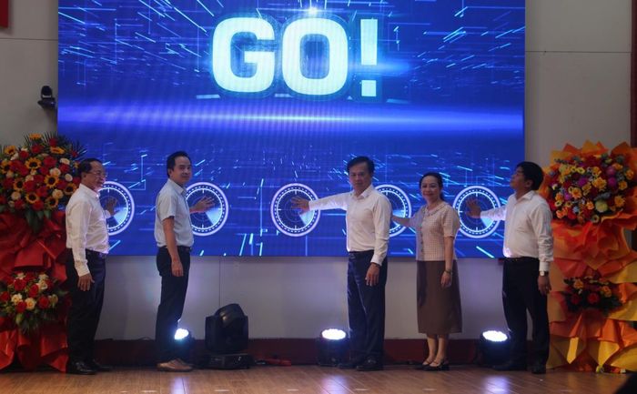 Các đại biểu thực hiện nghi thức hưởng ứng Ngày Chuyển đổi số quốc gia và Ngày Công dân số Việt Nam.