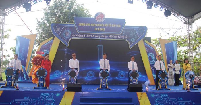 Các đại biểu ấn nút khai mạc ngày hội.