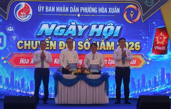 UBND phường Hòa Xuân và Trung tâm Thông tin và Giám sát, điều hành thông minh Đà Nẵng ký kết chương trình phối hợp hỗ trợ xây dựng chương trình chuyển đổi số của phường.