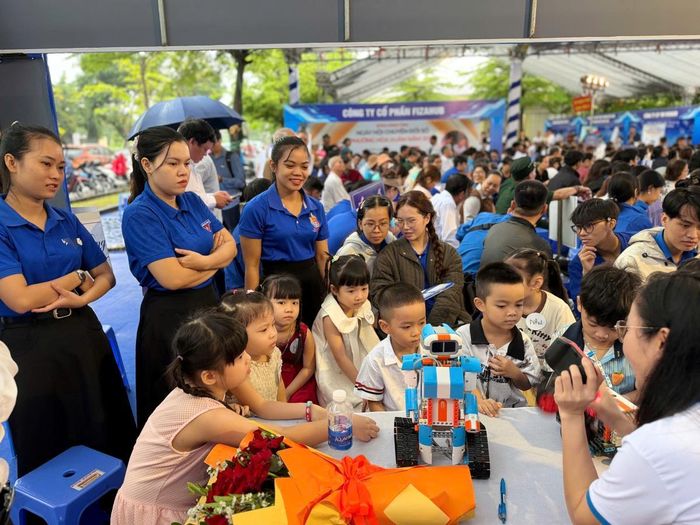 Các em học sinh được tiếp cận sản phẩm công nghệ mới tại ngày hội.