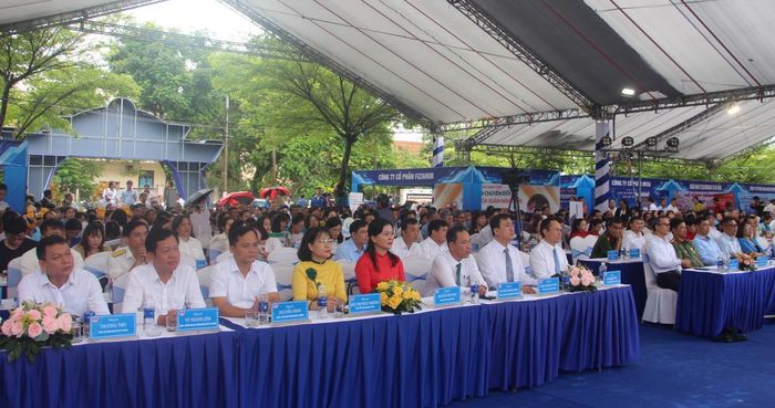 Phó Chủ tịch UBND phường Hòa Xuân Lê Công Đông phát biểu khai mạc ngày hội.