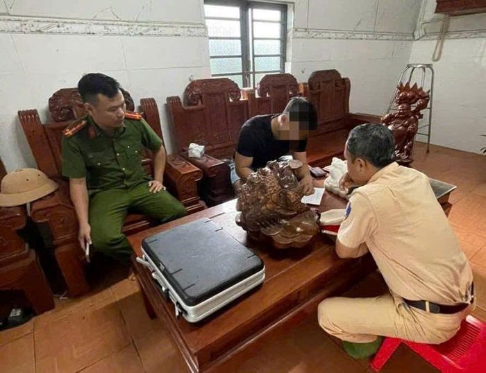 Trạm CSGT Thăng Bình tiến hành xử phạt hành chính.