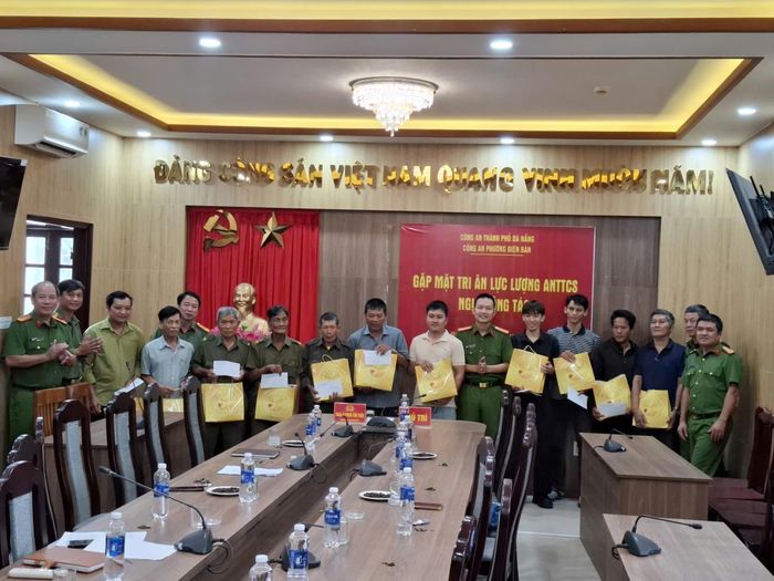 Công an phường Điện Bàn đã trao quà tri ân đến 15 đồng chí nghỉ công tác.
