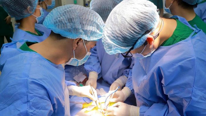 Các bác sĩ thực hiện ca mổ sau khi được chuyển giao kỹ thuật.