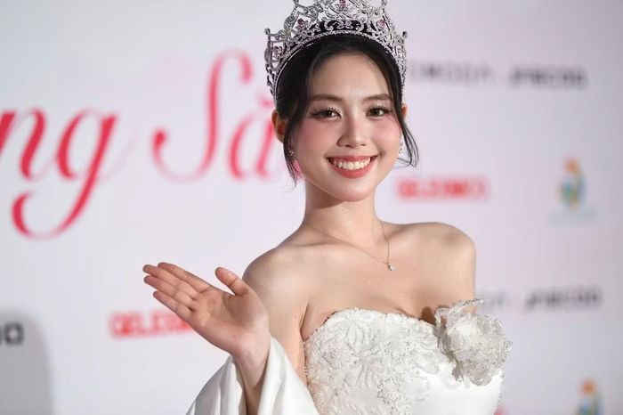 Bên cạnh đó, Á hậu 1 Châu Anh xuất hiện rạng rỡ trên thảm đỏ Chung khảo toàn quốc Hoa hậu Việt Nam 2026. “Nàng Hậu” được đánh giá nhan sắc ngày càng thăng hạng và làm tốt vai trò của mình trong nhiệm kỳ. (Ảnh: BTC)
