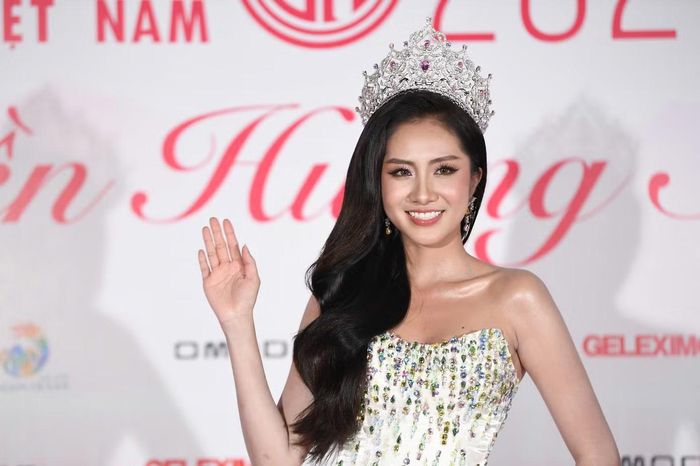 Hoa hậu Việt Nam đương nhiệm Hà Trúc Linh gây bất ngờ thần thái sang trọng, quyến rũ. Sau 2 năm giữ chiếc vương miện danh giá, Hà Trúc Linh ngày càng tỏa sáng từ phong thái đến sắc vóc. Cận kề thời điểm kết thúc nhiệm kỳ, cô càng bận rộn với lịch trình dày đặc. (Ảnh: BTC)
