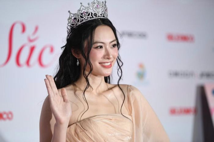 Còn Á hậu 2 Vân Nhi với vẻ đẹp ngọt ngào “chiếm spotlight” bên “dàn sao” trên thảm đỏ. Trong top 3 Hoa hậu Việt Nam 2024, cô là người đẹp tham gia nhiều lĩnh vực nghệ thuật từ đóng phim, đóng MV đến trình diễn thời trang. (Ảnh: BTC)