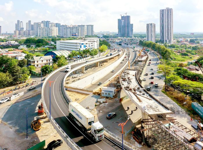 Công trường nút giao An Phú, một trong những dự án hạ tầng trọng điểm của TPHCM. Ảnh: HOÀNG HÙNG