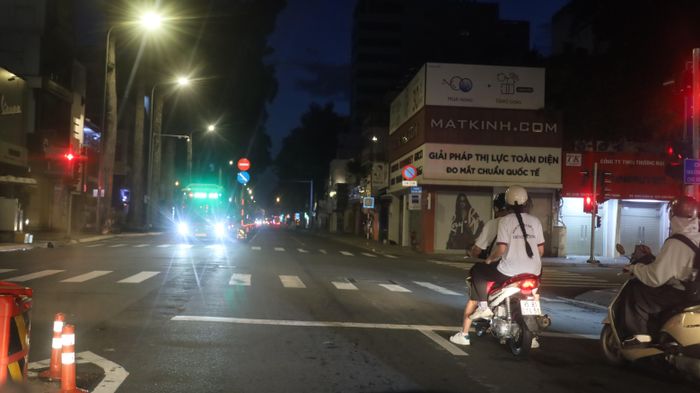  Đường Nguyễn Thị Minh Khai, đoạn từ đường Cao Thắng đến đường Huyền Trân Công Chúa phương tiện vẫn lưu thông bình thường. Ảnh: QUỐC HÙNG 