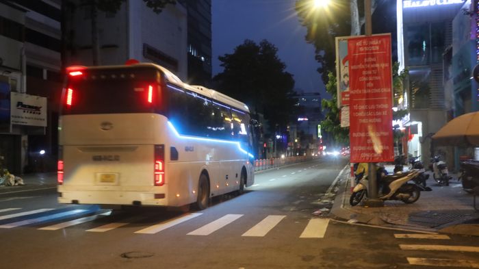 Đường Nguyễn Thị Minh Khai, đoạn từ đường Cao Thắng đến đường Huyền Trân Công Chúa phương tiện vẫn lưu thông bình thường. Ảnh: QUỐC HÙNG 
