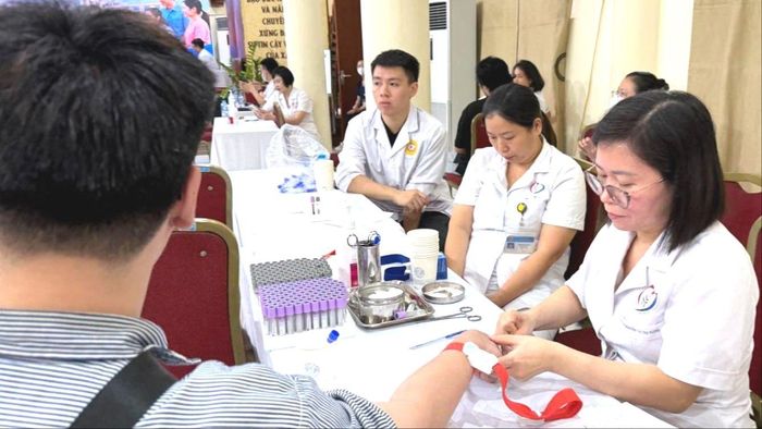  Khám sức khỏe được cá thể hóa theo độ tuổi và tình trạng sức khỏe. Ảnh: NGỌC DUNG 