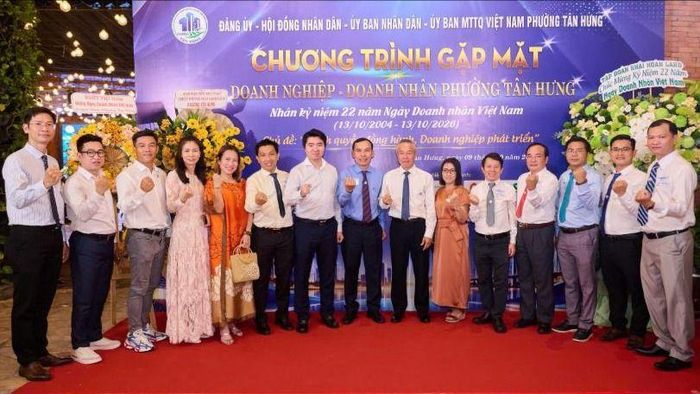  Các hội viên Hội Doanh nghiệp phường Tân Hưng chụp ảnh lưu niệm tại chương trình 