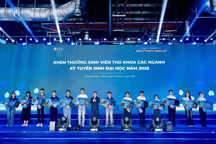  Ông Nguyễn Tấn Lợi, Chủ tịch Hội đồng trường EIU trao các phần thưởng là chuyến tham quan, trải nghiệm học tập tại Singapore cho 13 thủ khoa 