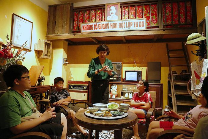  Không gian sinh hoạt gia đình thời bao cấp được tái hiện tại dự án. Ảnh: HÀ NGUYỄN 