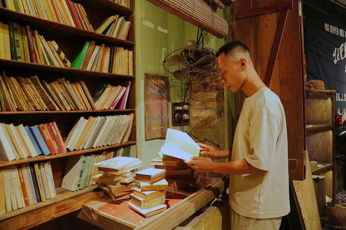  Không gian tái hiện cửa hàng cho thuê sách, viết chữ thuê, bơm mực thời bao cấp. Ảnh: HÀ NGUYỄN 
